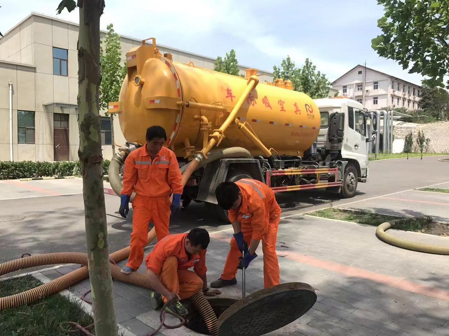 龙岗管道疏通车停在窨井附近