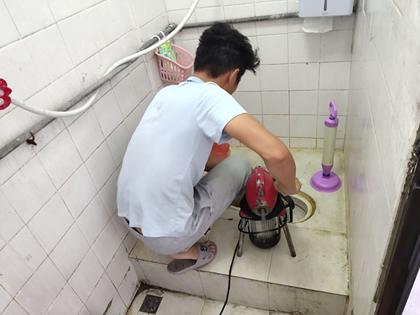 龙岗管道堵塞冒臭气 专业师傅现场解决问题