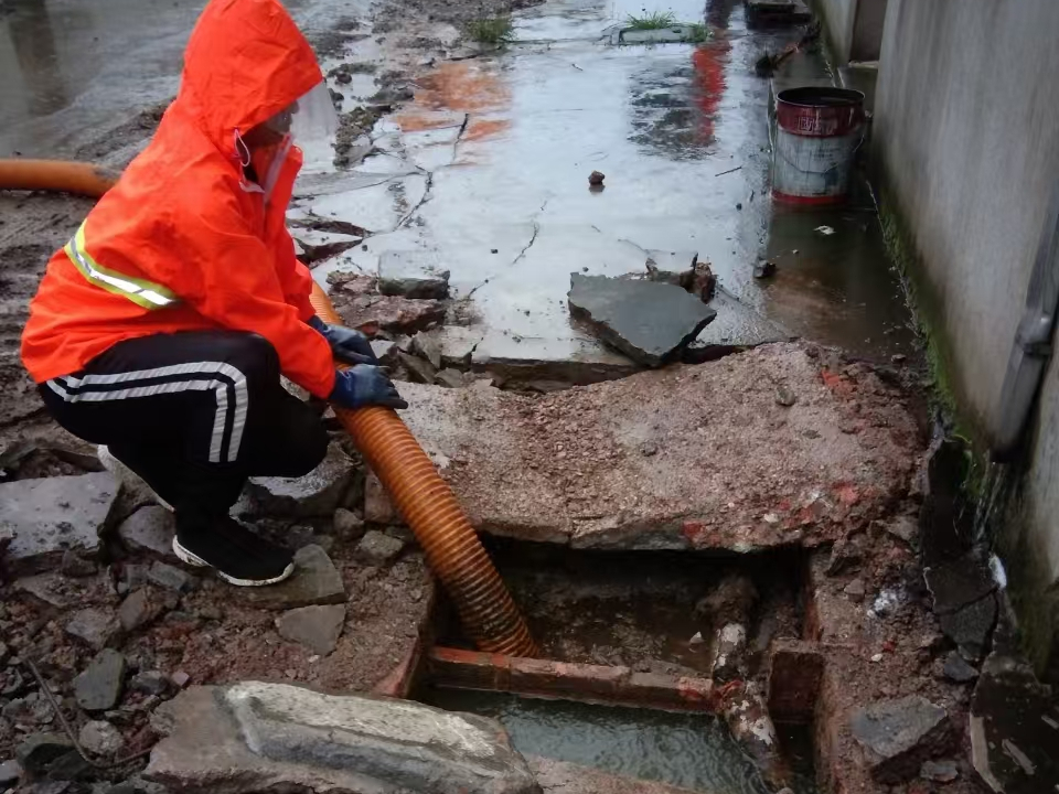 龙岗专业清理污水池 炜誉市政以规范流程守护城市 “肠道”