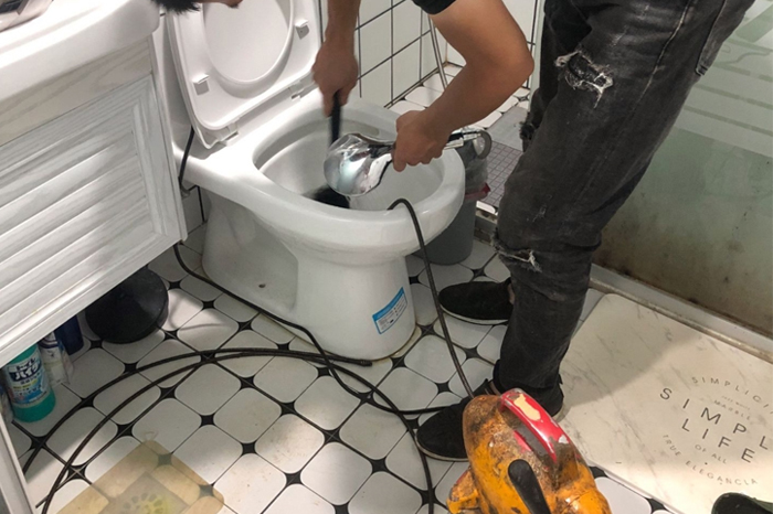龙岗马桶堵塞自己疏通还是找师傅?专业上门服务让你省时更省心